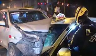 Cercado de Lima: Taxi choca otro auto y deja dos heridos