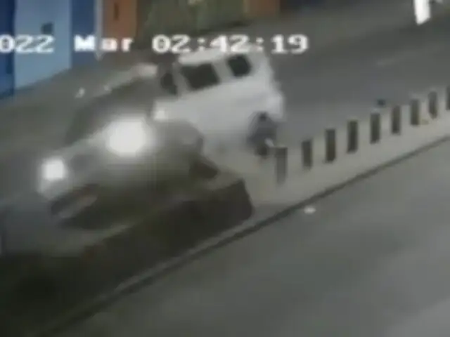 El Agustino: chofer de minivan sufre aparatoso choque al impactar contra muro de concreto