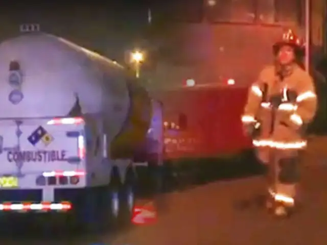 Camión cisterna de gas choca contra bus del Corredor Rojo en la avenida Javier Prado