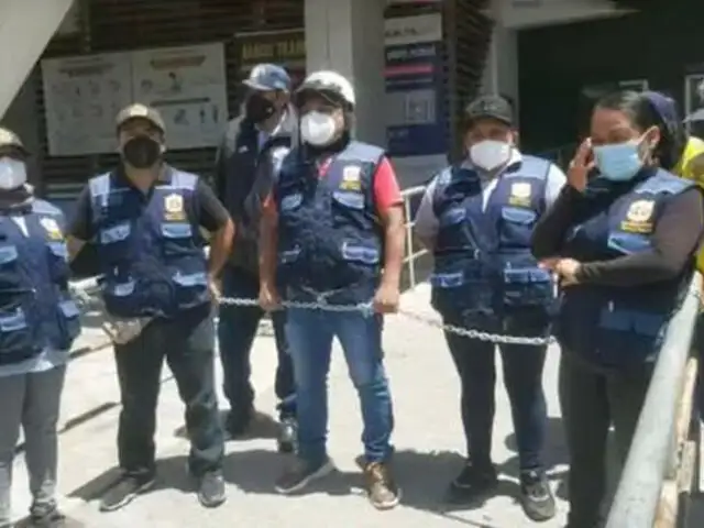 Ica: trabajadores del municipio de Marcona se encadenan exigiendo el pago de sus salarios