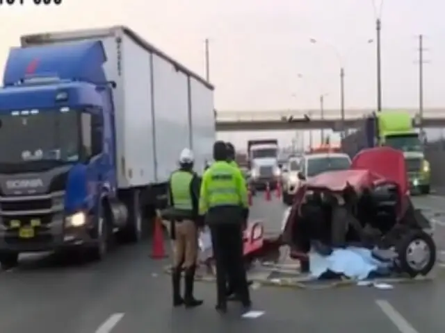 Los Olivos: copiloto de auto muere tras estrellarse contra camión de basura en la Panamericana Norte