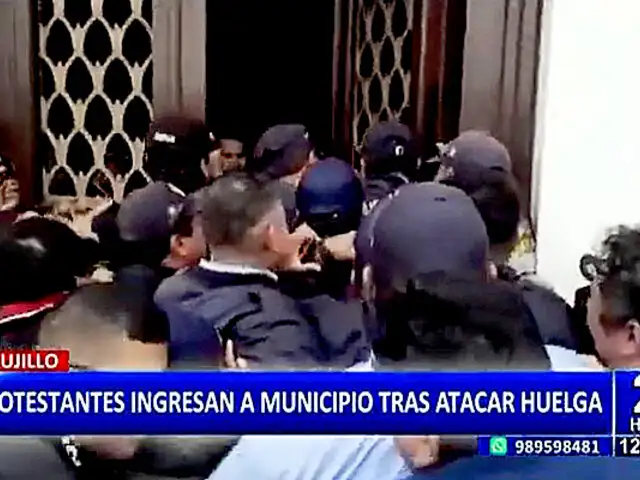 Trujillo: protestantes rompen seguridad e ingresan a palacio municipal para exigir pagos