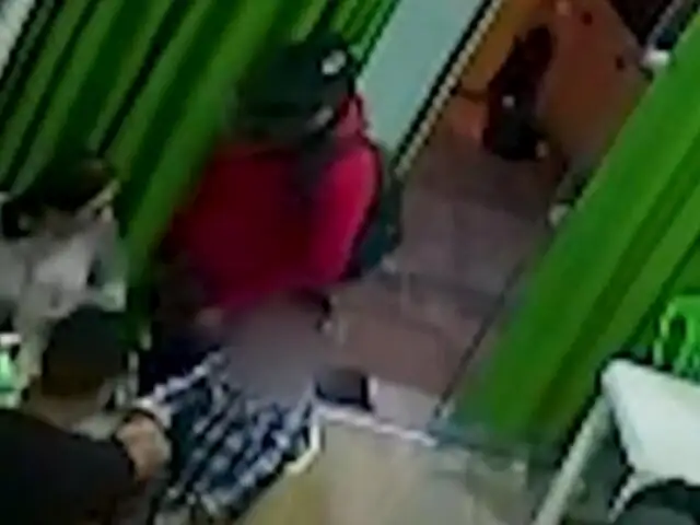 Asalto en restaurante: hampón apunta con arma de fuego a mujer delante de su pequeño hijo