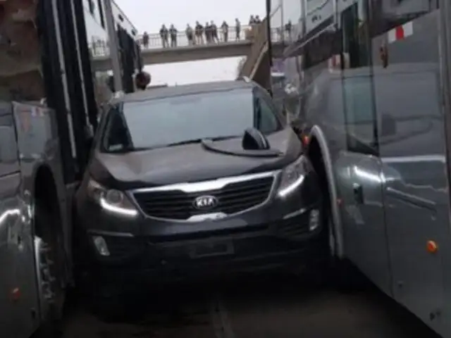 Vehículo invade carril y queda atrapado en medio de dos buses del Metropolitano