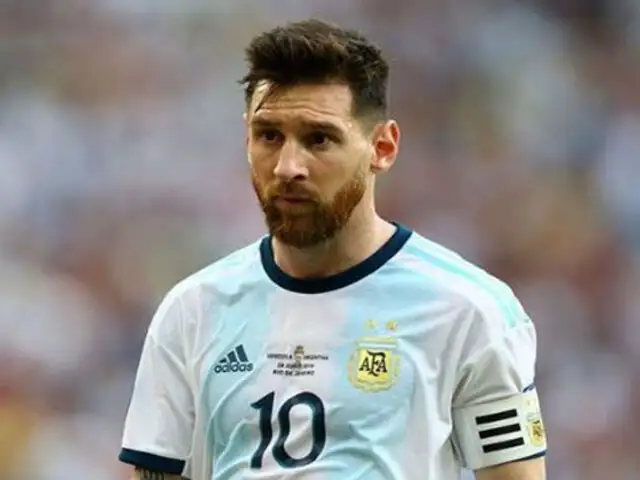 Así reaccionó Messi: Jugador de Arabia Saudita le golpea la espalda y encara al capitán argentino