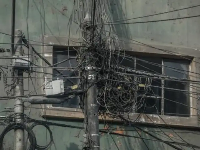 Grave riesgo: Defensoría del Pueblo advierte sobrecarga de cables aéreos en Gamarra