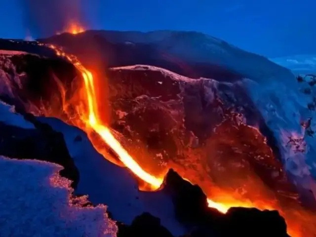 Volcán activo más grande del mundo entra en erupción en casi 40 años