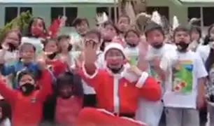 Cusco: turista japonés se disfraza de Papá Noel para llevar alegría a los niños