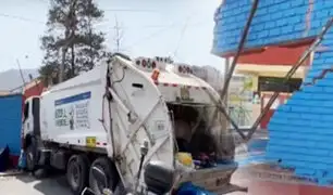 SJL: Camión de basura choca con minivan y se estrella en colegio