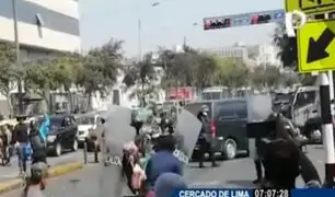 Cercado de Lima: ambulantes se enfrentaron a fiscalizadores con palos y piedras