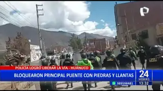Huánuco: Manifestantes bloquean puente con piedras y llantas quemadas