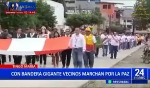 Con bandera gigante: Realizan marcha por la paz en Tingo María