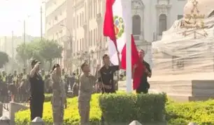 Izan bandera peruana junto a bandera de la paz en la plaza San Martín