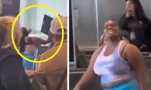 Mujer lanza computadora contra trabajador de aerolínea tras perder a sus hijos en aeropuerto