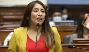 Kelly Portalatino defiende a prófugo Cerrón y califica de "payaso" al general Arriola