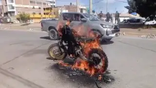 Juliaca: Ciudadanos capturan a delincuente y queman la moto en la que se transportaba
