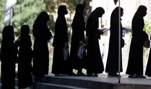 VIDEO: mujeres lloran tras conocer que talibanes les prohíben la educación universitaria