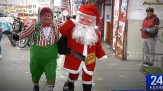 “Papa Noel” lleva regalos a niños trabajadores junto a payasito “Bombín”