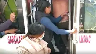Cusco: Desnudan a ladrón en el interior de un bus y lo entregan a la comisaría