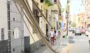 Cercado de Lima: accidente de tránsito deja poste en mal estado y con cables expuestos