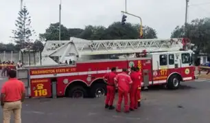 Trujillo: camión de bomberos se hunde y queda atrapado en medio de la pista