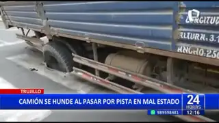 Trujillo: Camión que transportaba ladrillos se hunde al pasar por pista en mal estado