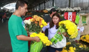 Año Nuevo: limeños abarrotan mercados para comprar flores amarillas y atraer la buena suerte