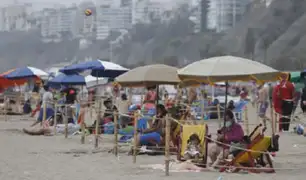 Cientos de bañistas visitan las playas para despedir el año 2022