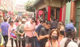 Cientos de personas llegan a la calle Capón para buscar al "conejito de la suerte" para el 2023