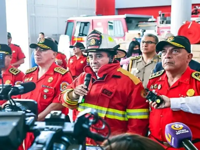 Ministro del Interior entrega más de 2 000 mangueras para fortalecer la lucha contra incendios