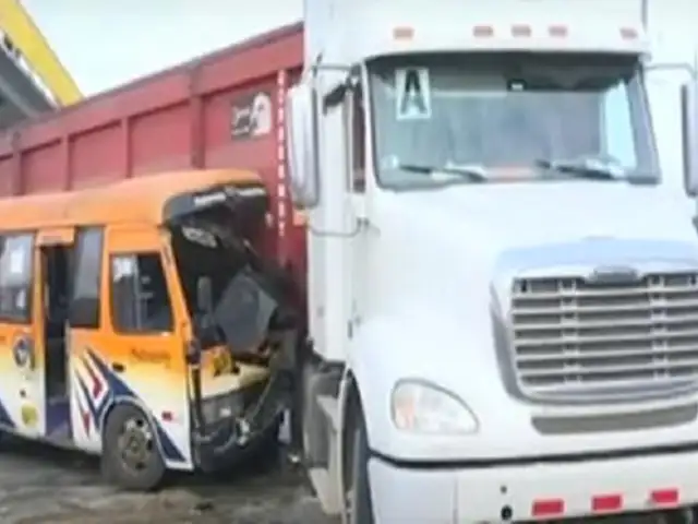Los Olivos: Bus impacta contra camión en paradero Acobamba y deja siete heridos