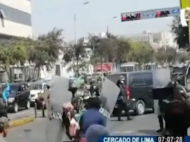 Cercado de Lima: ambulantes se enfrentaron a fiscalizadores con palos y piedras