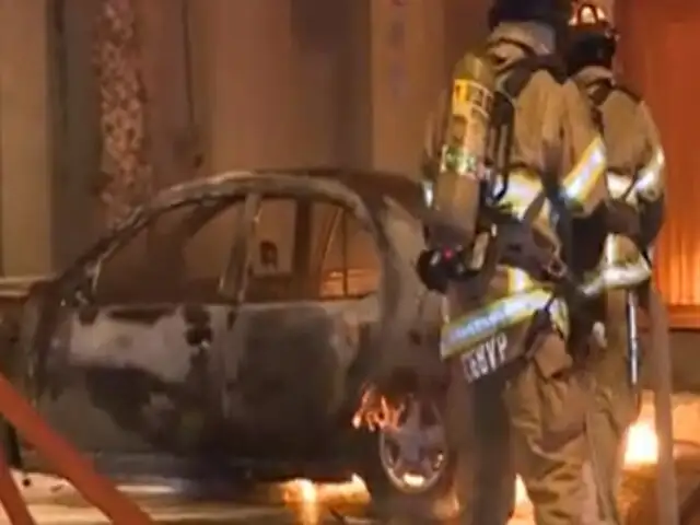 Alarma en Surco: auto quedó convertido en chatarra tras sufrir incendio