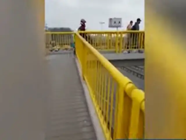 Denuncian que motociclistas usan puente peatonal para cruzar la Panamericana Sur