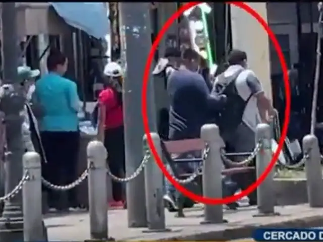 Capturan a delincuente que abría mochilas de peatones para sustraer celulares en Centro de Lima