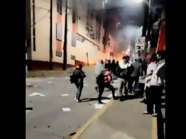 Ataque en Abancay: manifestantes incendian sede de la Fiscalía y la Corte Superior de Justicia