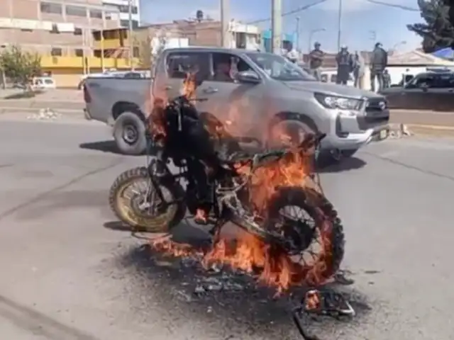 Juliaca: Ciudadanos capturan a delincuente y queman la moto en la que se transportaba