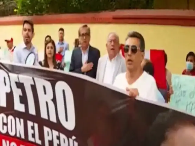 Realizan plantón frente a embajada de Colombia: “Con el Perú no te metas”