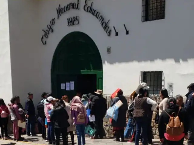 Cusco: Decenas de padres de familia duermen en la calle por vacante para colegio