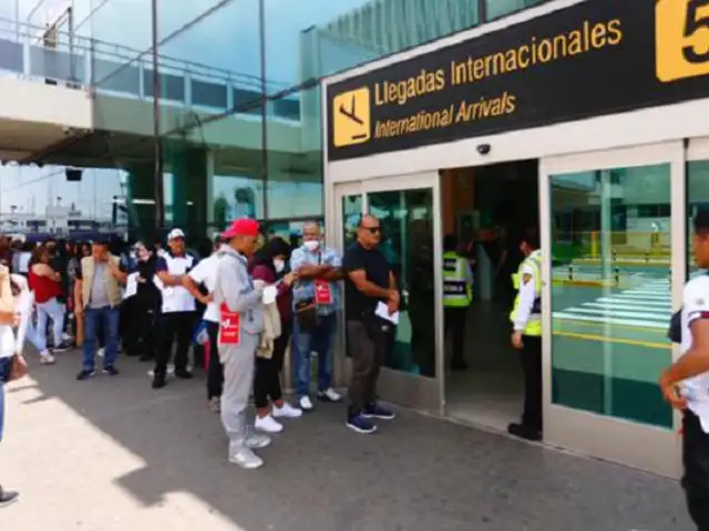 Aeropuerto Jorge Chávez:  pasajeros denuncian retrasos y reprogramaciones en sus vuelos