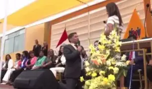 Durante juramentación: nuevo alcalde de Comas se arrodilla y pide matrimonio a su pareja