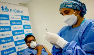 EsSalud inició aplicación de vacuna bivalente contra la COVID-19 a 900 trabajadores de hospital