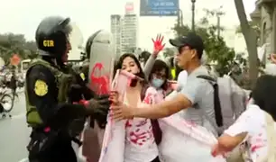 "Marcha por la paz": simpatizantes que arrojaron pintura en manifestación permanecen detenidos