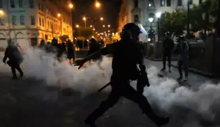 Policías combaten a violentos manifestantes con bombas lacrimógenas en el Centro de Lima