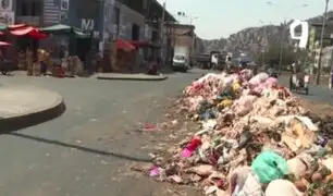Acusan a vendedores ambulantes por acumulación de basura en alrededores del Mercado de Frutas