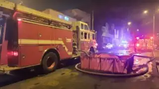 Cercado de Lima: voraz incendio consumió local donde se almacenaba material reciclable