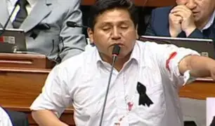 Congresista de Perú Libre se hace daño durante sesión del Pleno: "¿Quiere sangre sr. Otárola?"