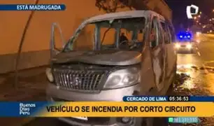 Pánico en el Cercado de Lima: una miniván se incendia y causa pánico entre vecinos