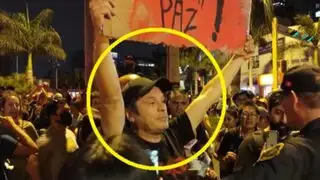 Toma de Lima: Actor Lucho Cáceres se une a protestas y manifestantes lo botan