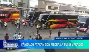 Aprovechan bloqueo de vías: vándalos atacan con piedras a buses varados